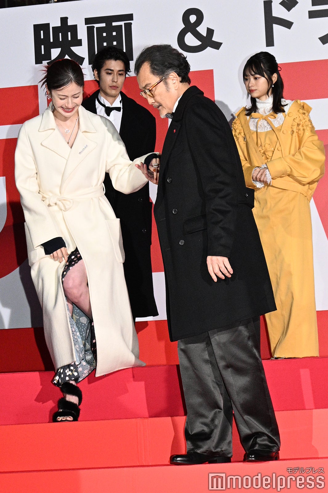 松本若菜をエスコートする吉田鋼太郎（C）モデルプレス