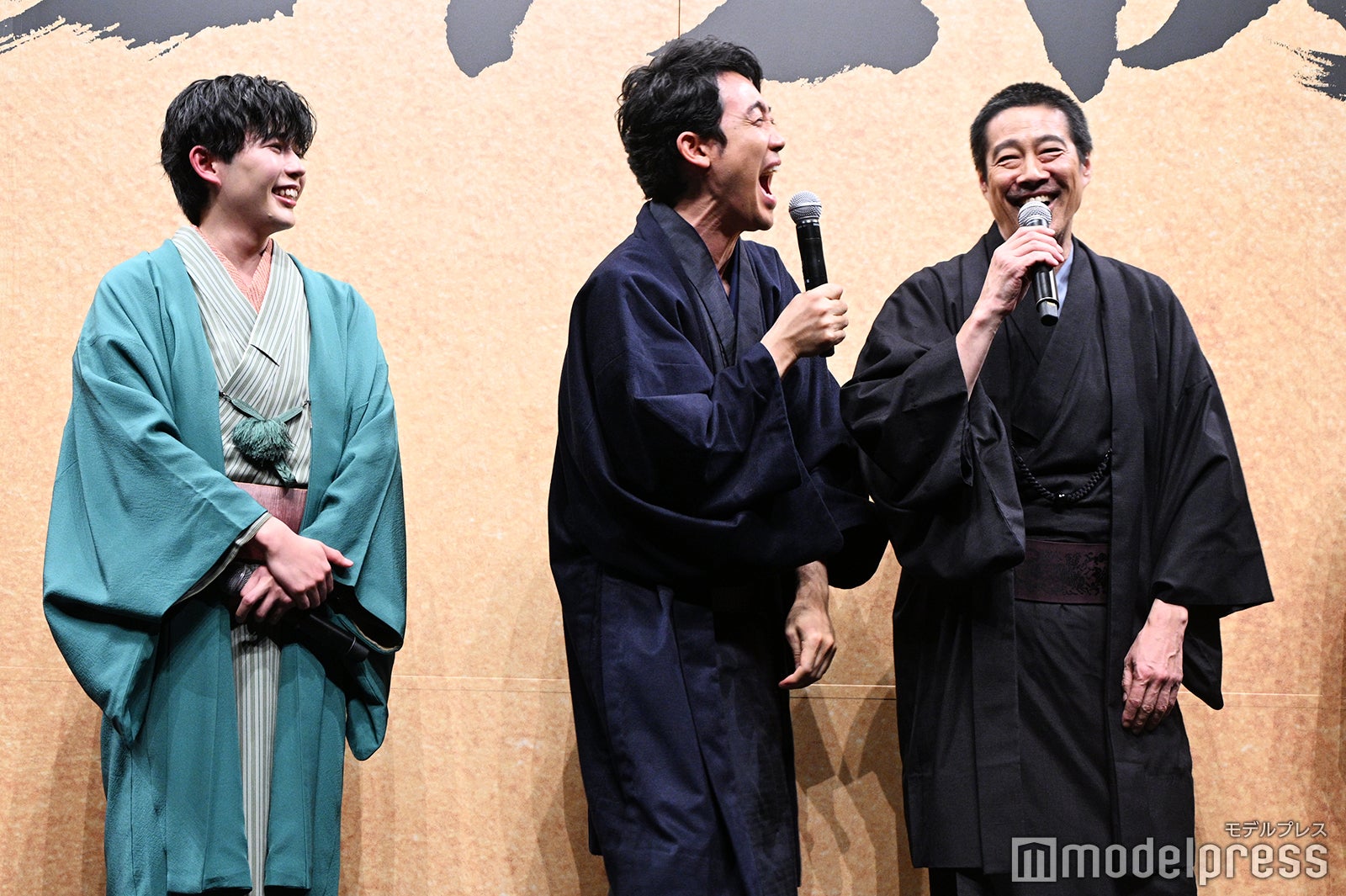 縫うほどのケガをしたが明るい笑顔の大泉洋＆堤真一と、そんな大先輩を見て笑顔になる長尾謙杜（C）モデルプレス
