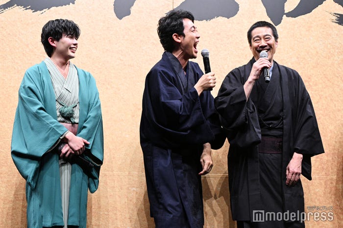 縫うほどのケガをしたが明るい笑顔の大泉洋&堤真一と、そんな大先輩を見て笑顔になる長尾謙杜(C)モデルプレス