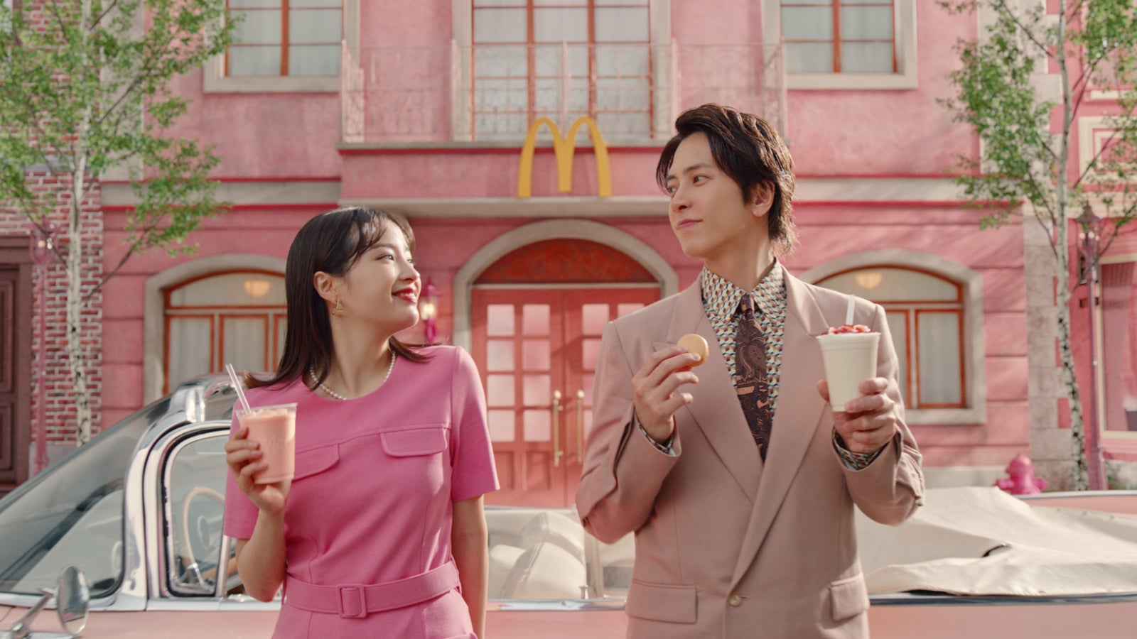 広瀬すず、山下智久「マックカフェ『しあわせすぎるっ！もも』篇」より（提供写真）