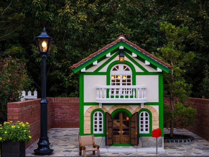 同じロータリーに、小さな緑と白の建物があります。これは『猫の恩返し』に出てくる「猫の事務所」。窓から中ものぞけますよ