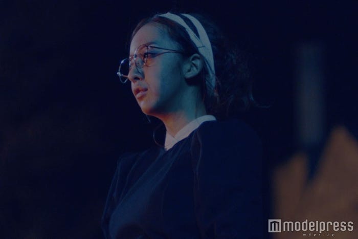 板野友美が老婆役にも挑戦/MVより