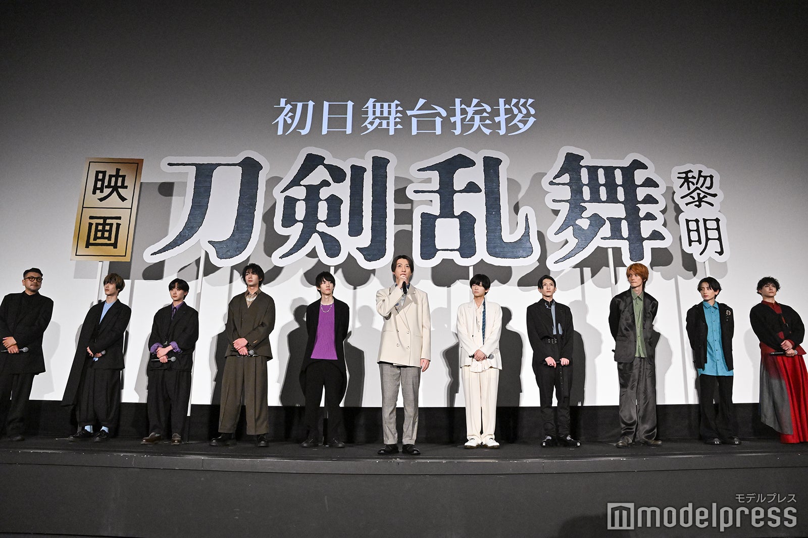 （左から）耶雲哉治監督、本田礼生、定本楓馬、佐藤たかみち、和田雅成、鈴木拡樹、荒牧慶彦、梅津瑞樹、山本涼介、小西詠斗、玉城裕規 （C）モデルプレス