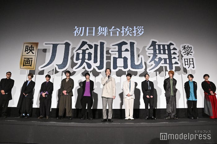 (左から)耶雲哉治監督、本田礼生、定本楓馬、佐藤たかみち、和田雅成、鈴木拡樹、荒牧慶彦、梅津瑞樹、山本涼介、小西詠斗、玉城裕規 (C)モデルプレス