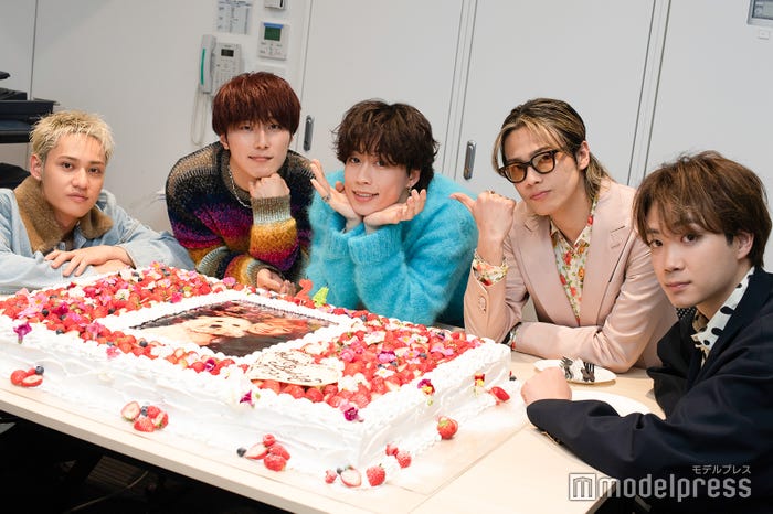 コムドット(左から)ひゅうが、あむぎり、ゆうた、やまと、ゆうま (C)モデルプレス