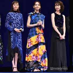 “ブルー”ドレスで個性溢れる（左から）新木優子、比嘉愛未、新垣結衣、戸田恵梨香、馬場ふみか（C）モデルプレス