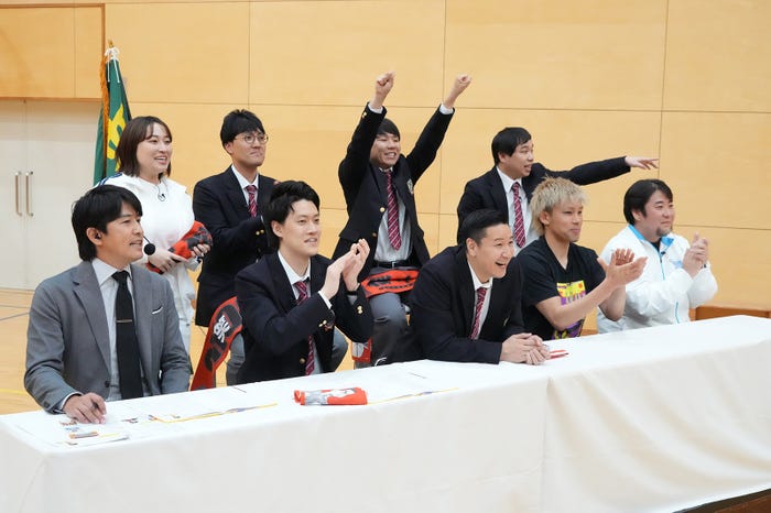 「高校バスケ全国制覇の道」(上段左から)丸山礼、菊田竜大、秋山寛貴、せいや(下段左から)渡辺和洋アナウンサー、粗品、長田庄平、齊藤洋介(C)フジテレビ