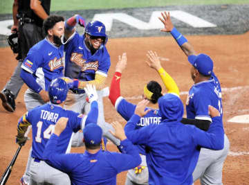 WBC ベネズエラが逆転でローンデポ・パークが揺れる珍事 大歓声＆ファンが飛び跳ね大盛り上がり 一気の4連打