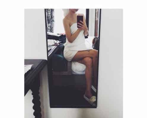 マギー、タオル1枚のセクシーショットに興奮の声「最高」「過激すぎます!」