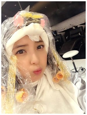 パーマ施術中の佐々木希/佐々木希オフィシャルブログより