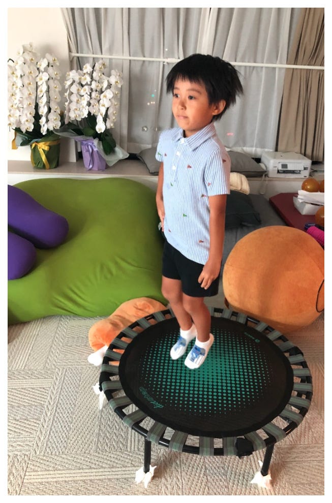 トランポリンを楽しむ勸玄くん/市川海老蔵オフィシャルブログ(Ameba)より