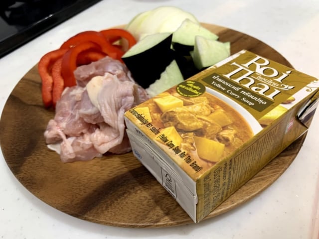 ロイタイイエローカレーと食材（なす・パプリカ・玉ねぎ・鶏モモ肉）