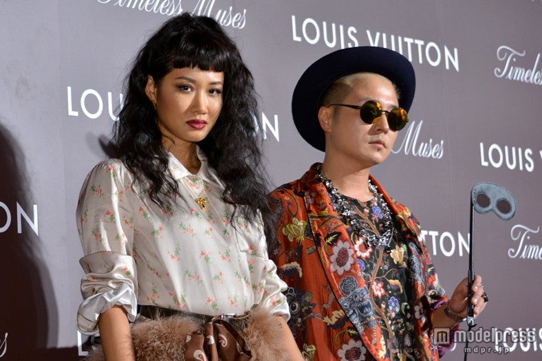 VERBAL（右）、YOON（左）