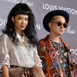 VERBAL(右)、YOON(左)