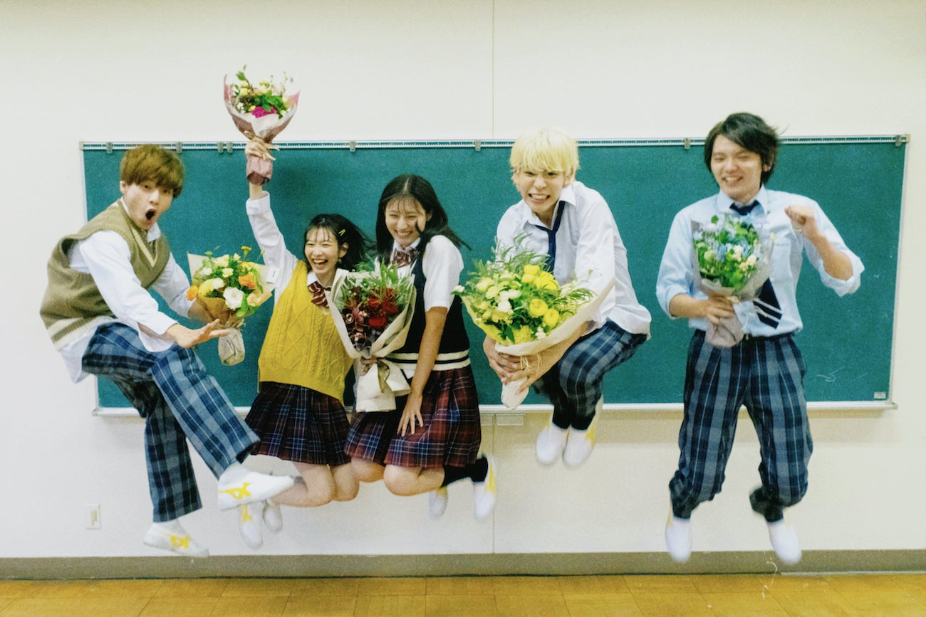 Snow Manラウールらが教室でジャンプ “エモさ”溢れるクランクアップ写真解禁＜ハニーレモンソーダ＞