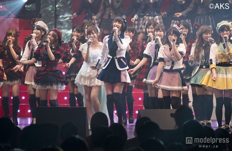 「第2回 AKB48 紅白対抗歌合戦」ライブ画像（C）AKS