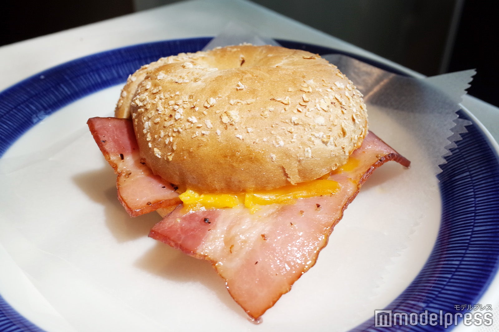 ベーコンエッグチーズ ベーグルサンド（C）モデルプレス