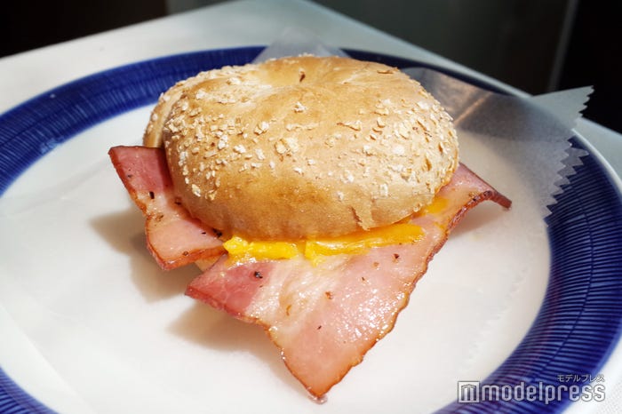 ベーコンエッグチーズ ベーグルサンド(C)モデルプレス