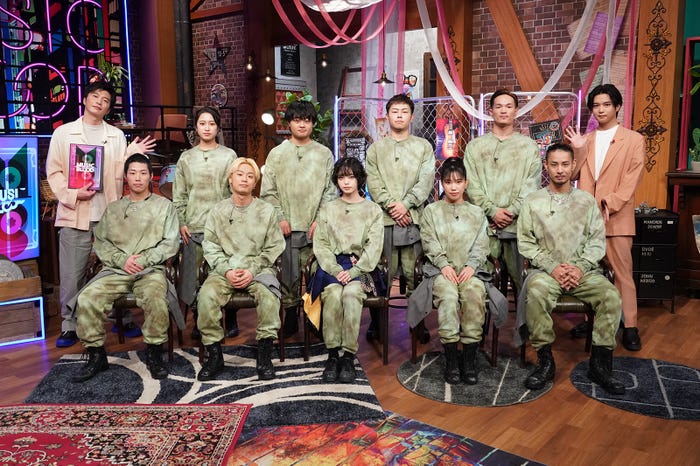 平手友梨奈とダンサーたち (C)日本テレビ