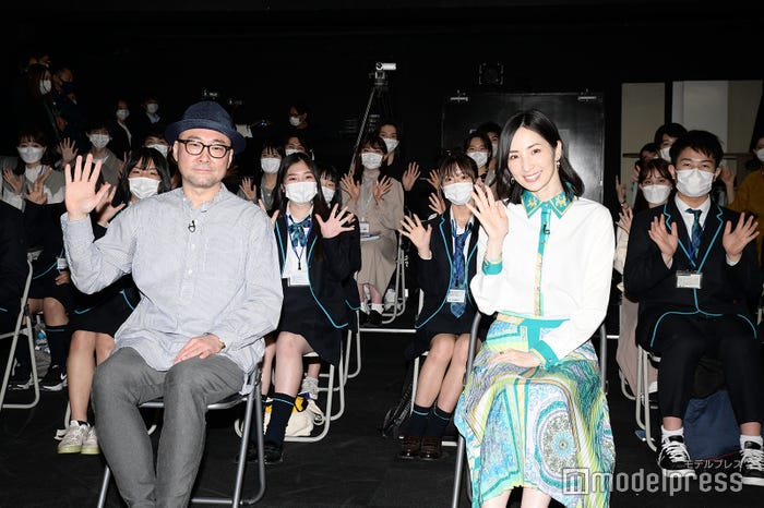 内田英治監督、真飛聖(C)モデルプレス