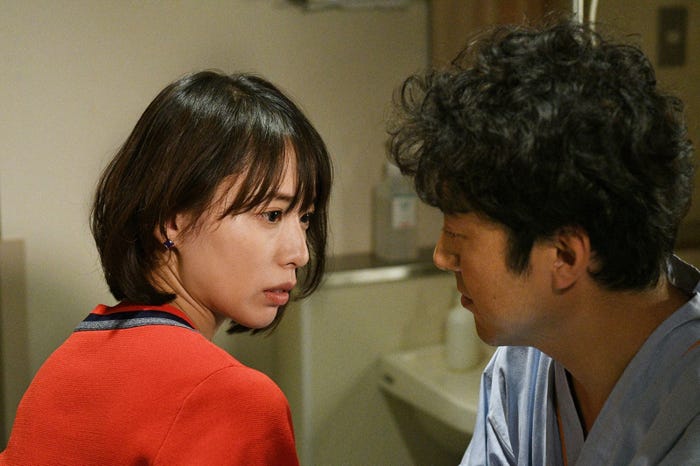 戸田恵梨香、ムロツヨシ/「大恋愛~僕を忘れる君と」第4話より(C)TBS