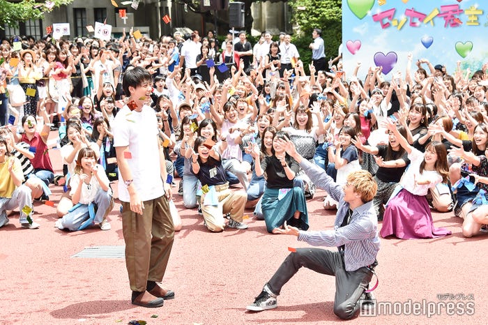 佐藤大樹から竹内涼真へ「フラッシュモブ」の様子 (C)モデルプレス