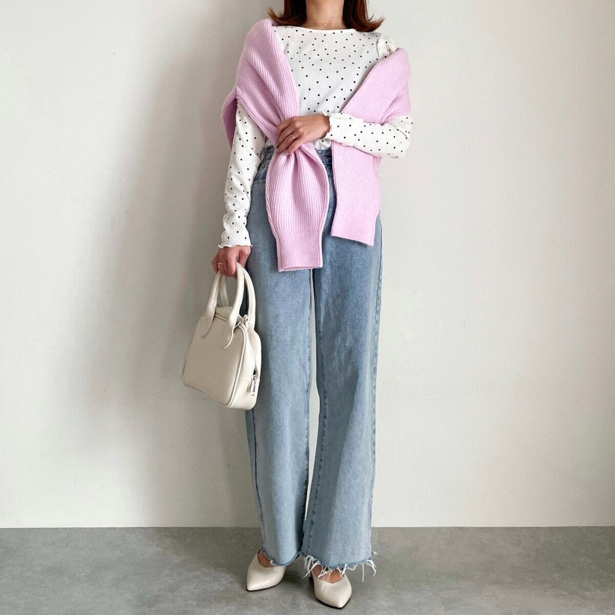 cocaクレープシャーリングパフスリーブトップス cocaクレープシャーリングパフスリーブトップスのデニムコーデ