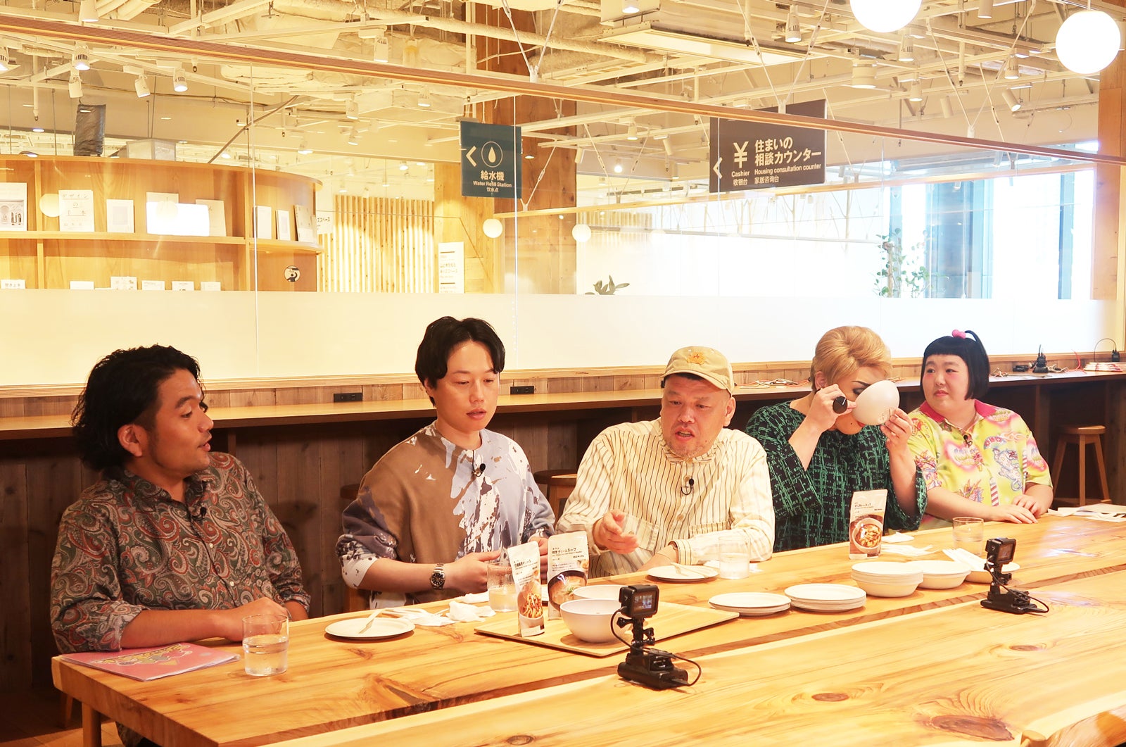 （左から）見取り図（盛山晋太郎、リリー）、くっきー！、ナジャ・グランディーバ、酒井藍（C）カンテレ