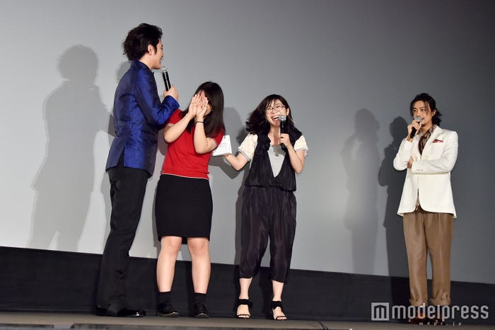 涙で声を詰まらせるファンの気持ちを、斎藤が「間宮くんが大好きです。青が似合うところが好き」などと代弁(C)モデルプレス