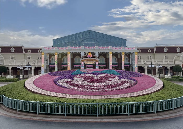 エントランスのミニー花壇(C)Disney