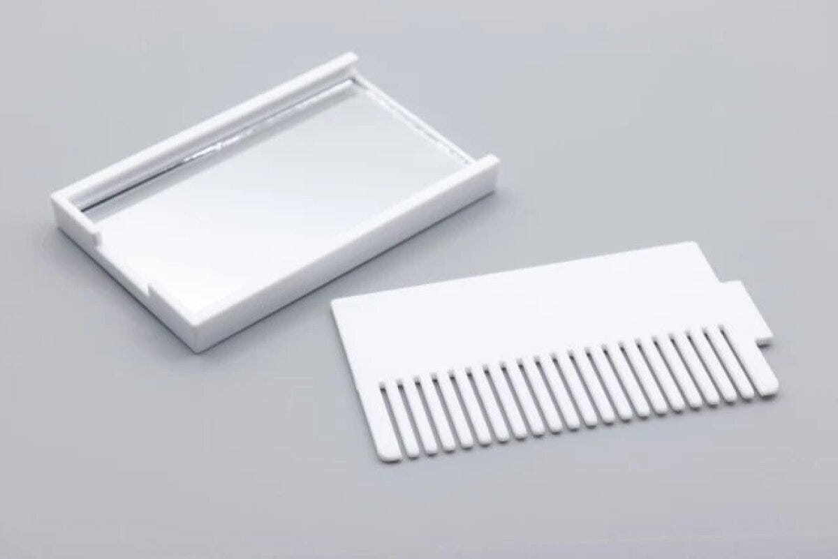 ミラーコームのミラーとコームを使う様子