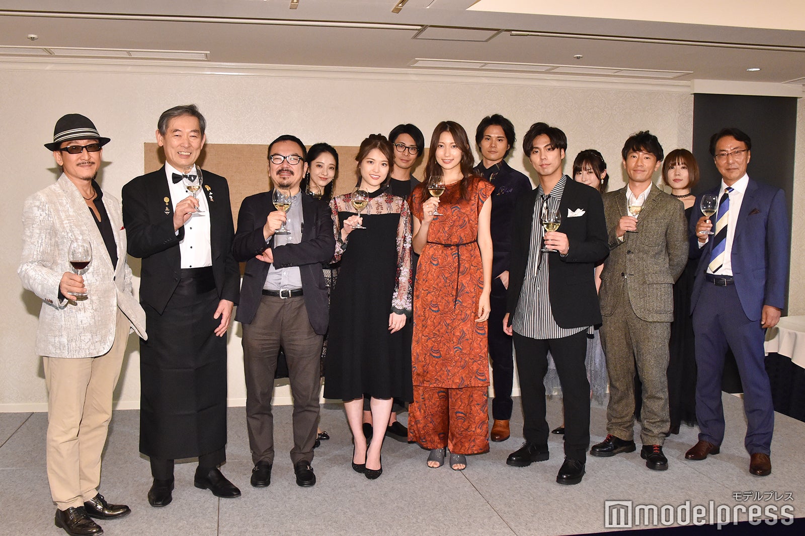 （前列左より）樹林伸氏、高野豊氏、和田秀樹監督、松村沙友理、大野いと、小野塚勇人、少路勇介、神戸一明氏（後列左より）藤岡沙也香、鯨井康介、近藤雄介、尾崎明日香、aki （C）モデルプレス