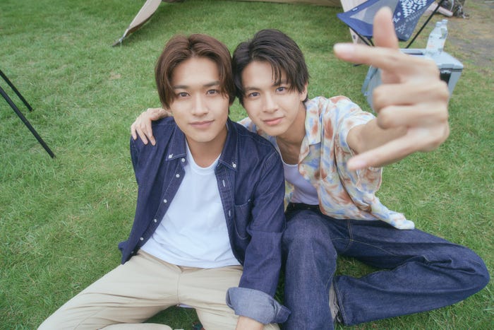 井上想良、小宮璃央/オフショット(C)「永遠の昨日」製作委員会・MBS