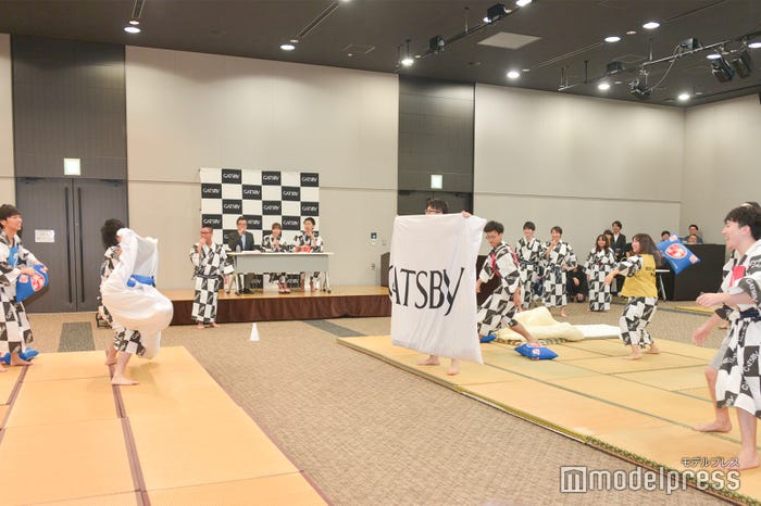 スポーツ枕投げの様子 (C)モデルプレス