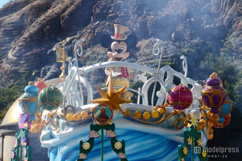 ミッキーは30周年のゴールドのコスチュームに早着替え