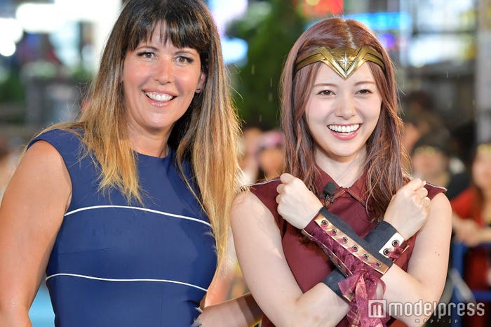 白石麻衣“ワンダーウーマンポーズ”(C)モデルプレス