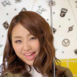 SUPER☆GiRLS・荒井玲良/新テレビCM「雨の日が待ち遠しい」篇より