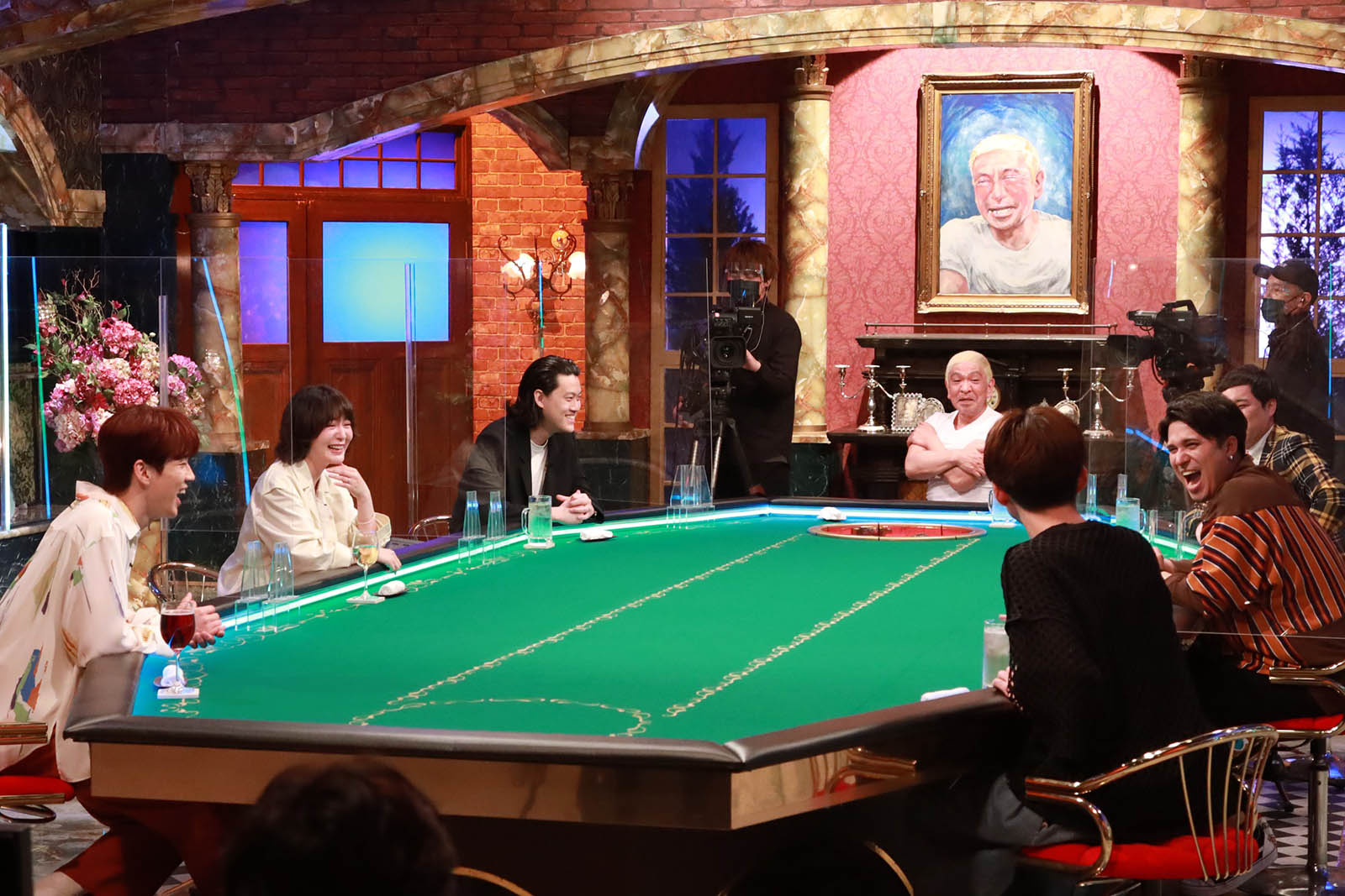 （左手前から時計回り）河野純喜、貫地谷しほり、粗品、松本人志、せいや、木村昴、河井ゆずる（C）フジテレビ