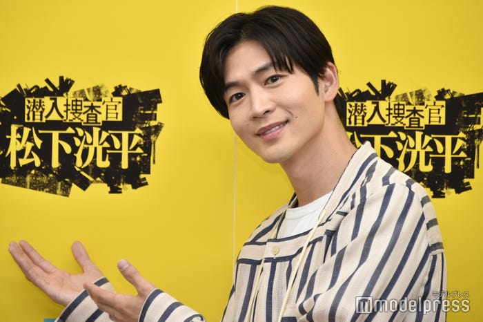 番組ロゴ前でフォトセッションに応じる松下洸平(C)モデルプレス