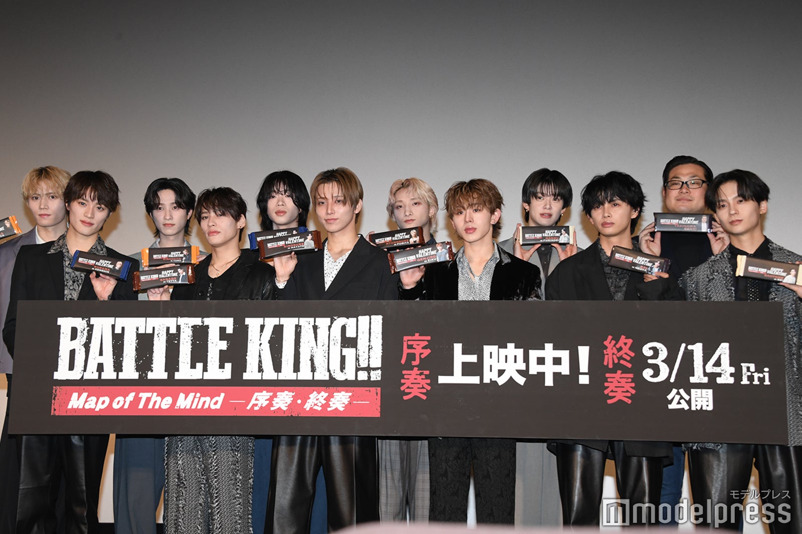 （後列左から）大槻拓也、野瀬勇馬、森愁斗、高尾楓弥、小川史記、瀧川元気監督（前列左から）上村謙信、関哲汰、高尾颯斗、山下永玖、草川直弥、沢村玲（C）モデルプレス