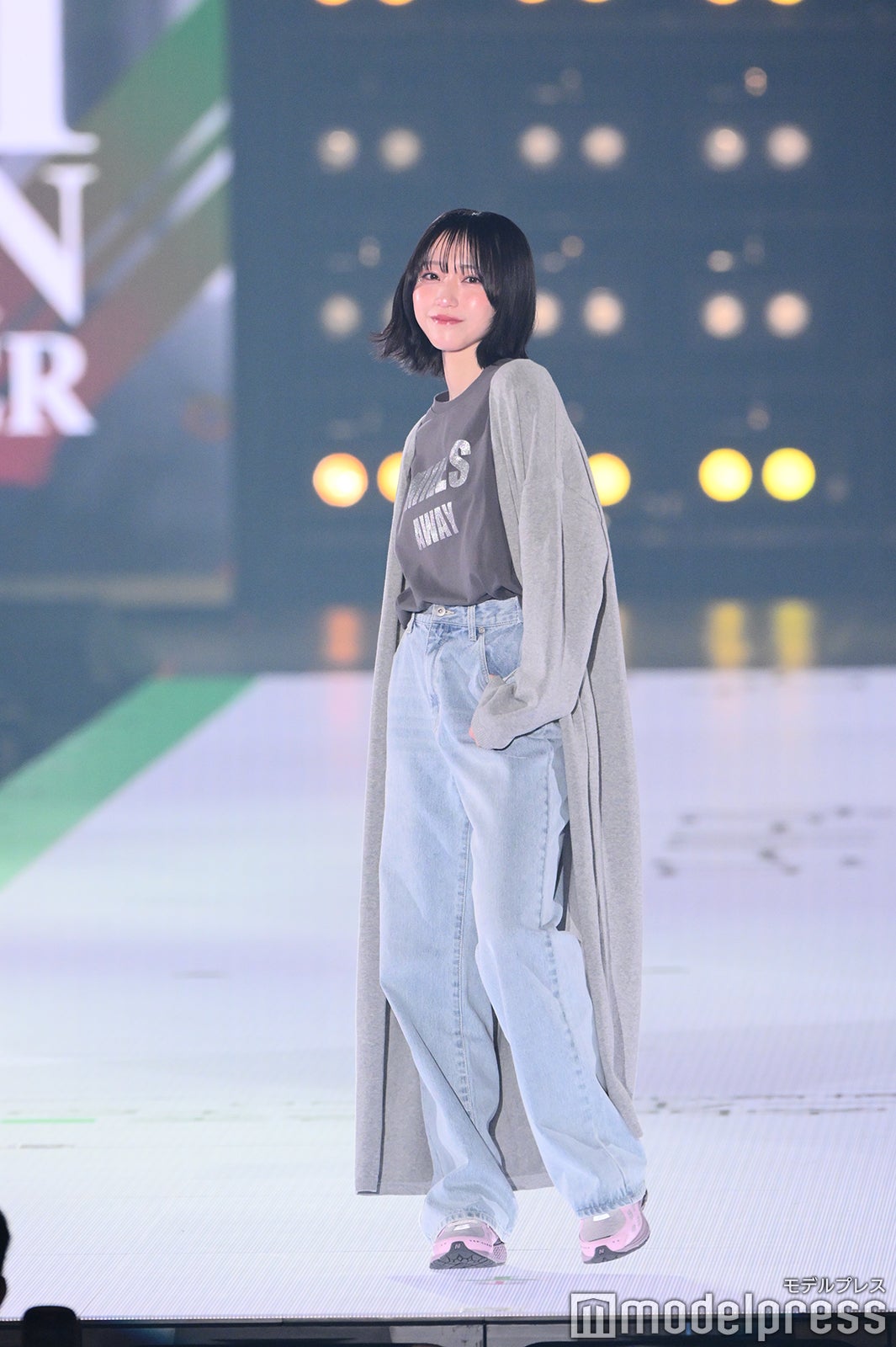 =LOVE 野口衣織 セット LOVE野口衣織、デニムコーデで登場 ゆるっとカーデでカジュアル