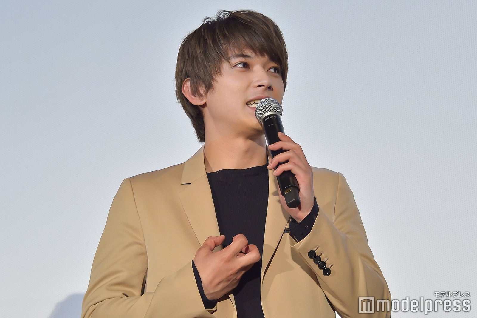 初のギュン体験をジェスチャーとともに説明する吉沢亮 （C）モデルプレス