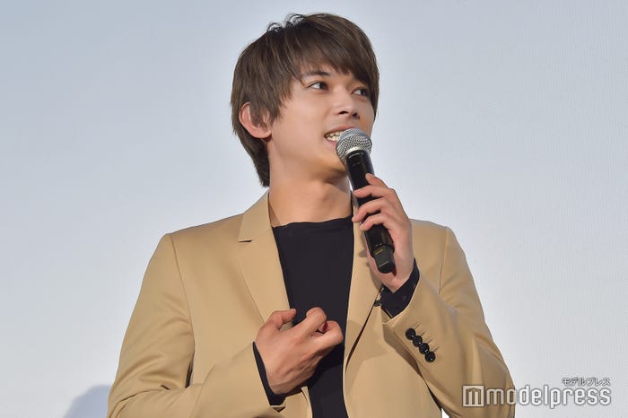 初のギュン体験をジェスチャーとともに説明する吉沢亮 (C)モデルプレス