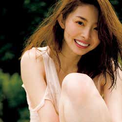 モデルプレス - 「脱げる美容家」松下侑衣花、袋とじで大胆披露