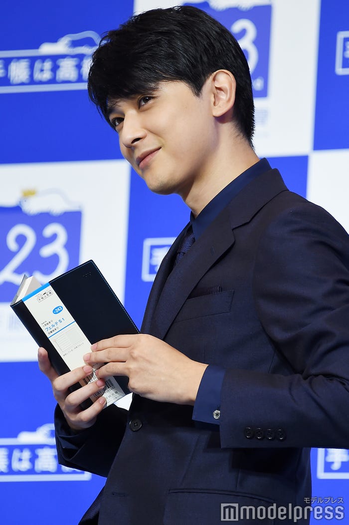 手帳を手にキメ顔を披露する吉沢亮(C)モデルプレス