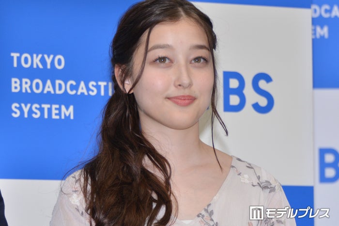 TBS新人アナ、ビール売り子姿で美脚披露「破壊力すごい」「雰囲気違う」と反響