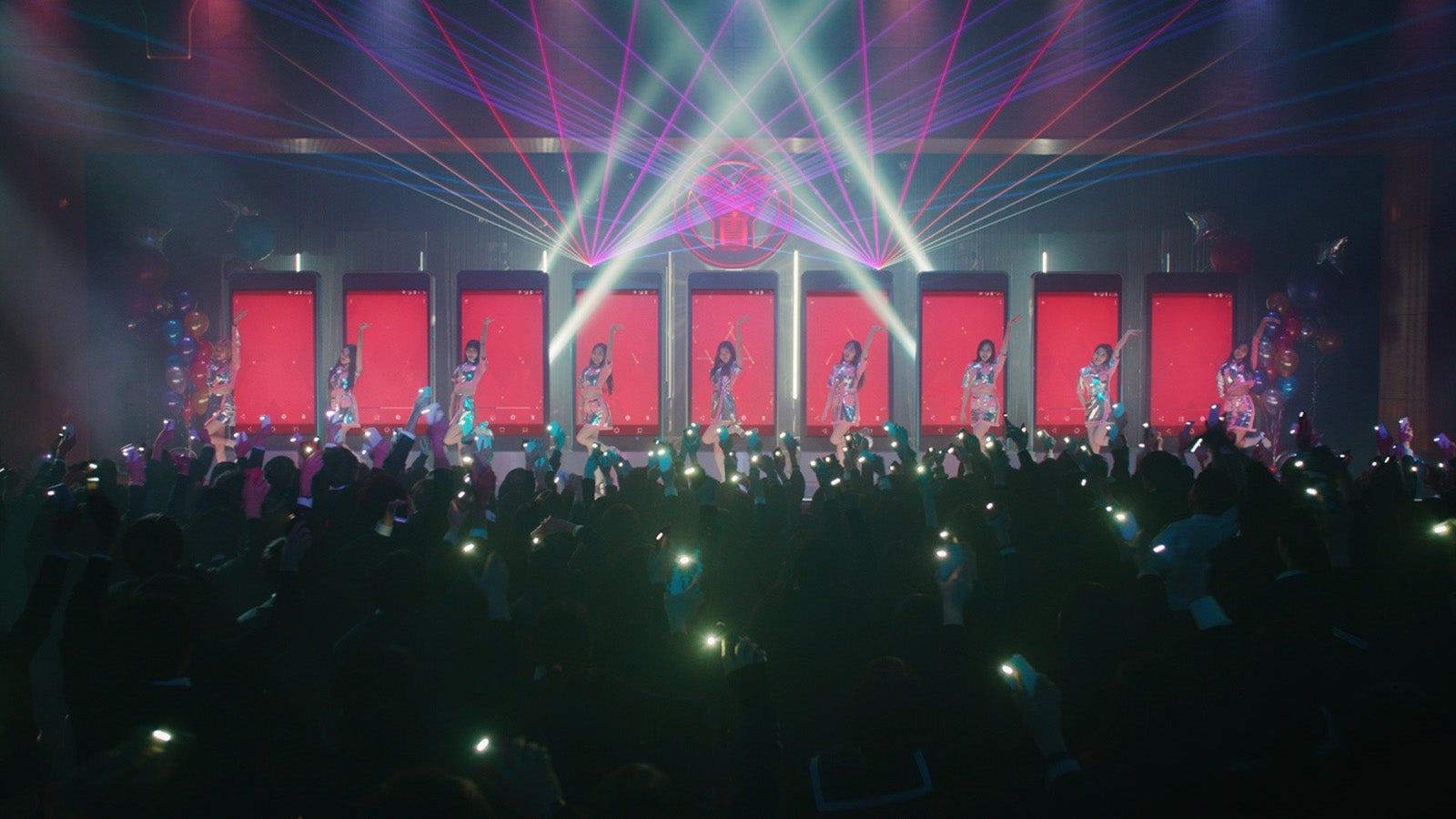 TWICE、迫力の学園祭ライブ　パワフルダンス披露