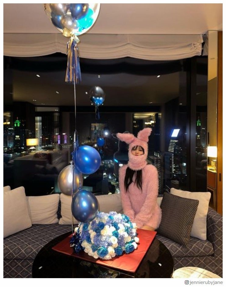 BLACKPINKジェニー、バースデー 超ミニ丈ニットワンピの“うさぎショット”に「圧巻スタイル」「眩しすぎる」と悶絶の声