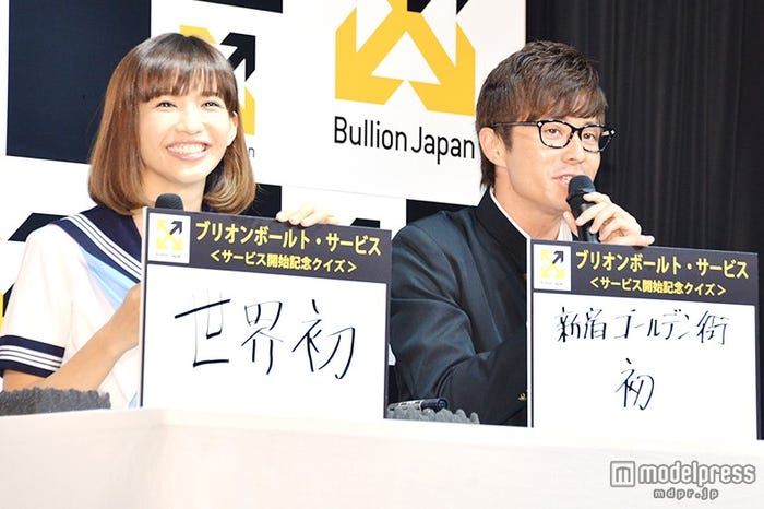 投資のクイズにも挑戦/(左から)優木まおみ、藤森慎吾