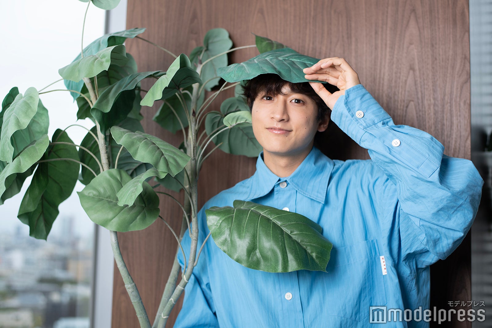 「お茶目な姿が見たい！」という無茶振りに快く応じてくれた小関裕太（C）モデルプレス